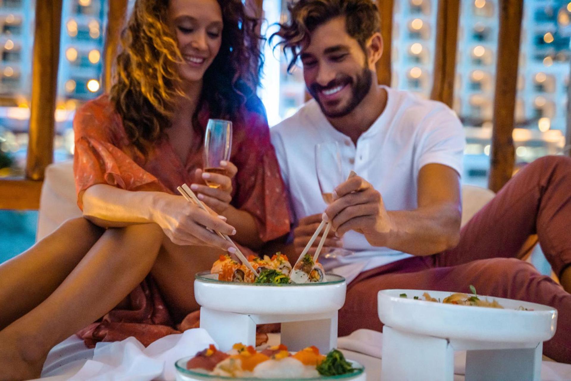 米斯塔阿里拉温泉度假酒店 法里拉基 外观 照片 A couple eating at a restaurant