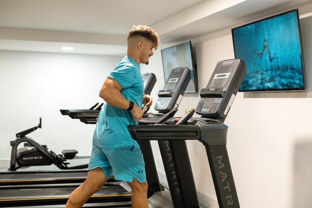 米斯塔阿里拉温泉度假酒店 法里拉基 外观 照片 A treadmill in use