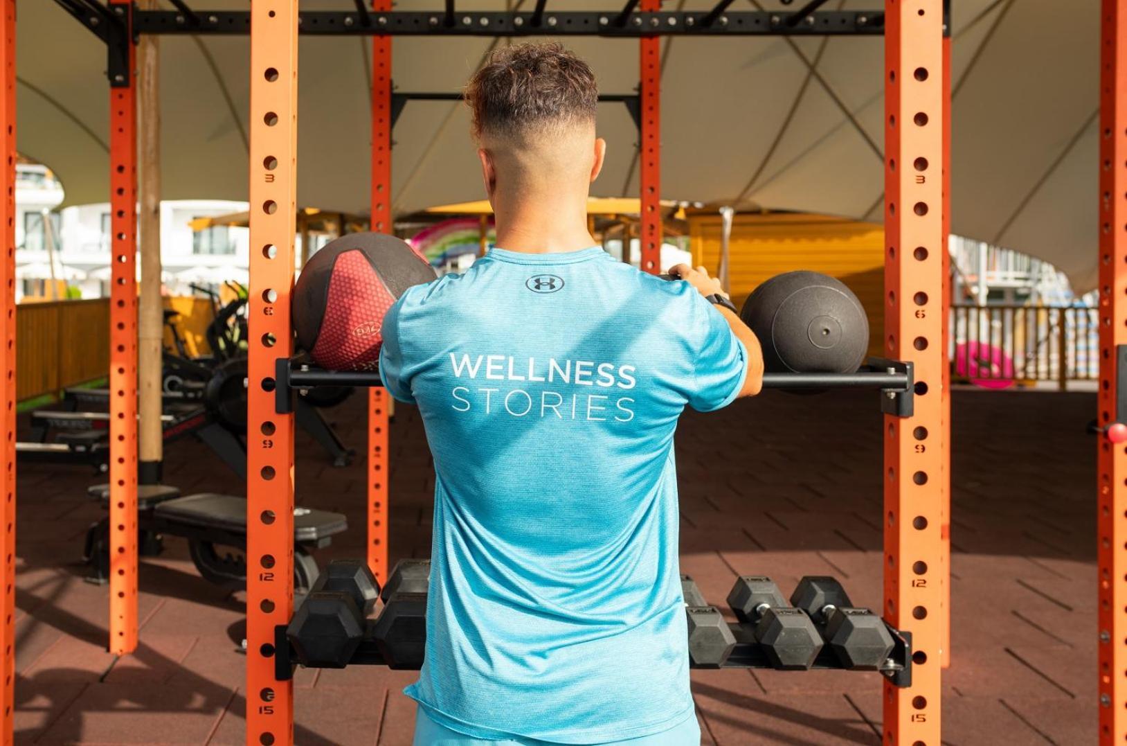 米斯塔阿里拉温泉度假酒店 法里拉基 外观 照片 A man working out at a gym